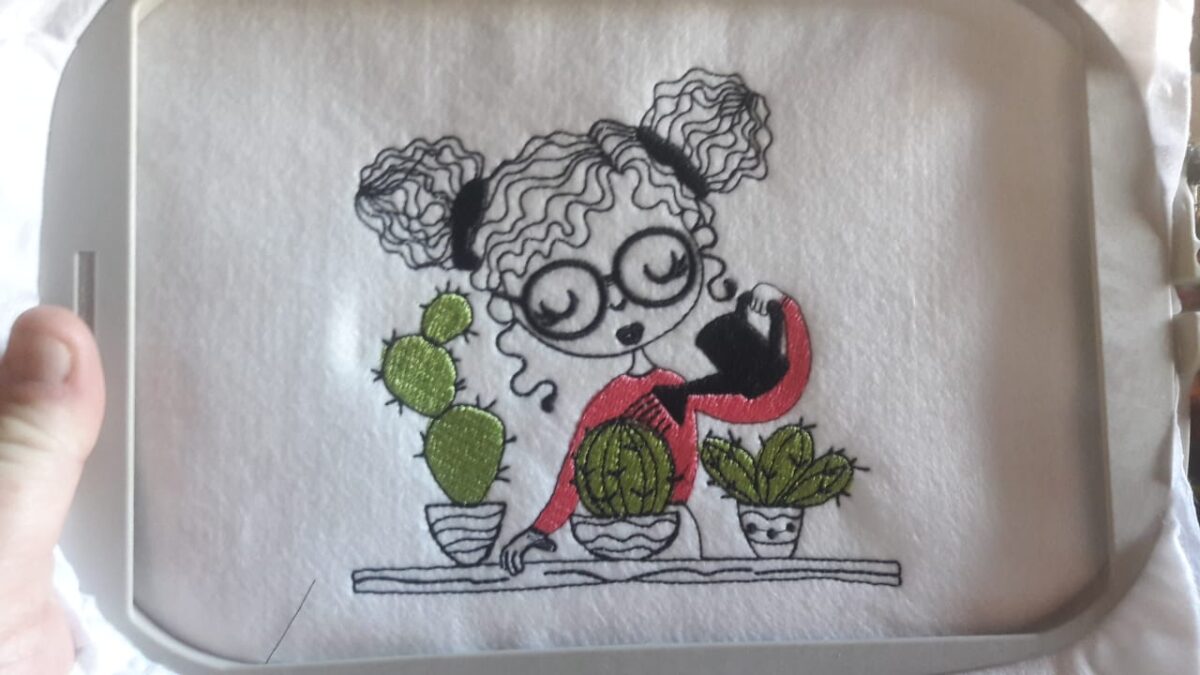 Matriz de bordado menina regando cactus - Image 2