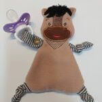 Projeto na Bordadeira - Trio fazendinha em paninho porta chupeta - Image 4