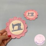 [Projeto na Bordadeira] TAG Máquina de Costura - Porta Copos