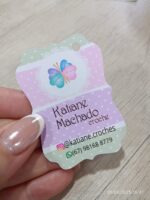 TAG Personalizadas em Papel Glossy Alto Brilho ✨ Transforme seus produtos com etiquetas de alta qualidade, confeccionadas em papel glossy para um acabamento brilhante e sofisticado! 📌 O que você recebe?✅ 100 unidades com recorte especial.✅ Opção com furo – Perfeito para usar como tag.✅ Opção sem furo – Ideal como mini cartão de visita. 💡 Destaque sua marca com estilo e profissionalismo! 🎨 Personalização exclusiva! Criamos a arte especialmente para você após a compra. Adicione um toque especial aos seus produtos com nossas etiquetas personalizadas. Faça seu pedido agora! 🚀