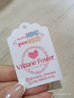TAG Personalizadas em Papel Glossy Alto Brilho ✨ Transforme seus produtos com etiquetas de alta qualidade, confeccionadas em papel glossy para um acabamento brilhante e sofisticado! 📌 O que você recebe?✅ 100 unidades com recorte especial.✅ Opção com furo – Perfeito para usar como tag.✅ Opção sem furo – Ideal como mini cartão de visita. 💡 Destaque sua marca com estilo e profissionalismo! 🎨 Personalização exclusiva! Criamos a arte especialmente para você após a compra. Adicione um toque especial aos seus produtos com nossas etiquetas personalizadas. Faça seu pedido agora! 🚀
