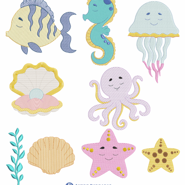 A imagem apresenta um conjunto diversificado de nove bordados de criaturas e elementos marinhos em estilo fofo e cartunesco, todos em cores pastel suaves. O design inclui um peixe listrado Todos os personagens marinhos possuem expressões faciais amigáve