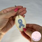 [Projeto na Bordadeira] Chaveiro Outubro Rosa Novembro Azul - Image 3