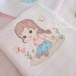 Matrizes de Bordado Trio Menina no Jardim - Image 3