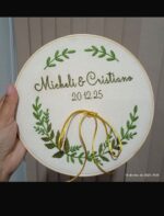 Matriz de bordado para bastidor de casamento 20 cm, perfeita para quem procura matriz de bordado casamento, bastidor bordado casamento, arquivo de bordado para máquina, matriz casamento personalizada e matriz de bordado romântica. Este lindo modelo foi criado para produzir peças delicadas e sofisticadas, ideal para bastidor decorativo de casamento, porta alianças bordado, lembrança de casamento personalizada, presente para noivos e decoração de casamento artesanal.