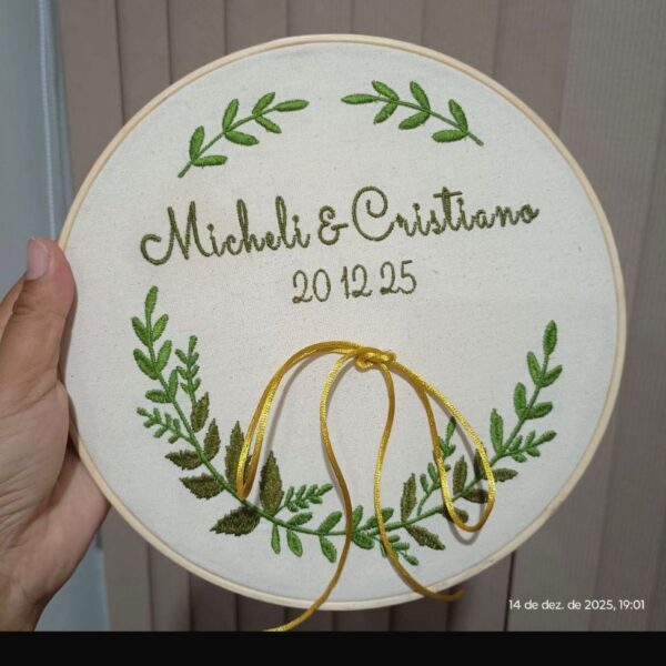 Matriz de bordado para bastidor de casamento 20 cm, perfeita para quem procura matriz de bordado casamento, bastidor bordado casamento, arquivo de bordado para máquina, matriz casamento personalizada e matriz de bordado romântica. Este lindo modelo foi criado para produzir peças delicadas e sofisticadas, ideal para bastidor decorativo de casamento, porta alianças bordado, lembrança de casamento personalizada, presente para noivos e decoração de casamento artesanal.