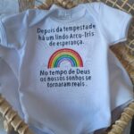 Matriz de Bordado Arco-Íris da Esperança – Frase Delicada para Body de Bebê - Image 3