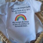 Matriz de Bordado Arco-Íris da Esperança – Frase Delicada para Body de Bebê