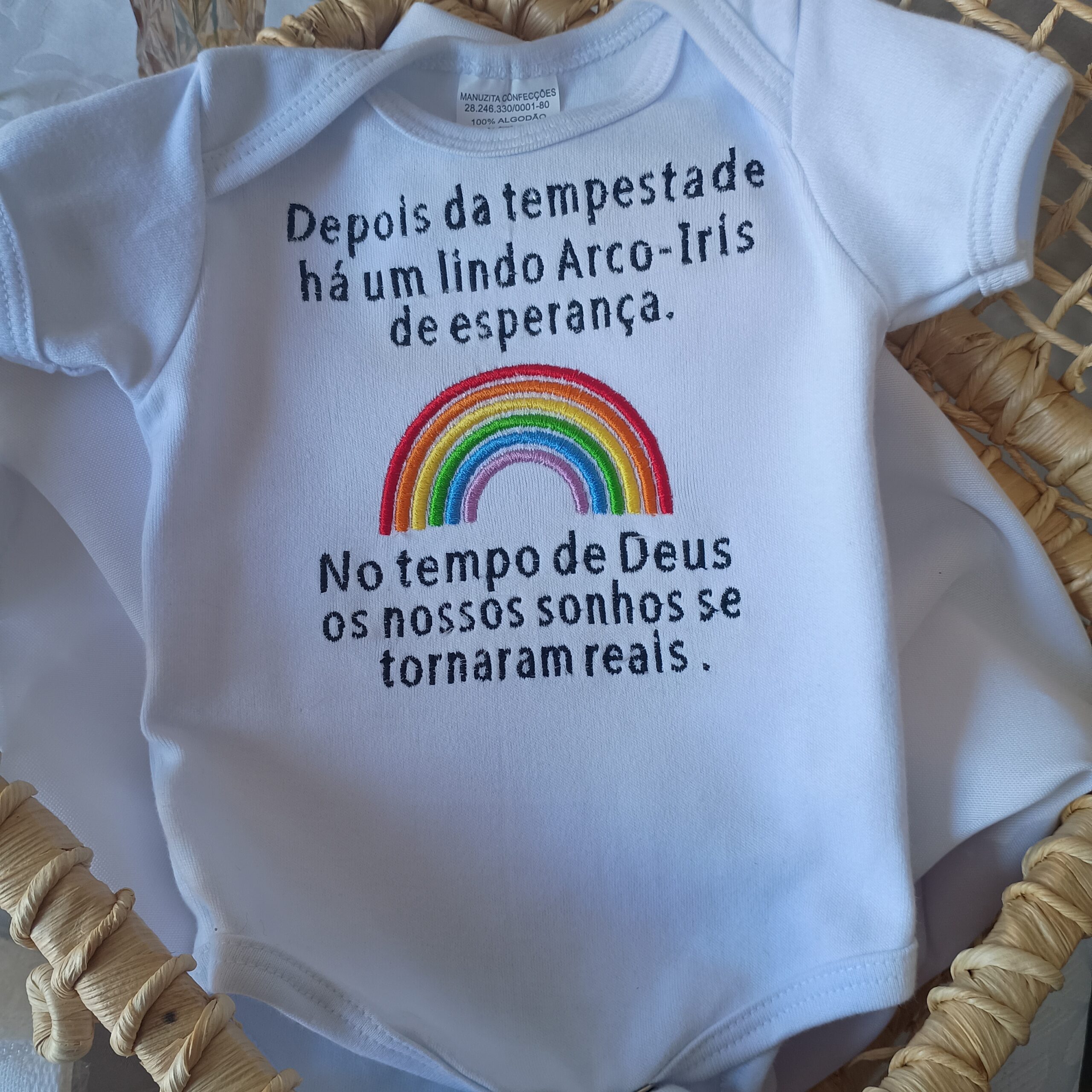 IMG_20260512_071900694 Matriz de Bordado Arco-Íris da Esperança – Frase Delicada para Body de Bebê - Image 1